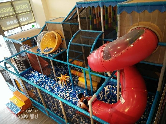【台北內湖親子餐廳】大晴天輕食親子餐廳，2樓高的旋轉溜滑梯+超大型扭蛋機